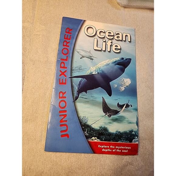 Book-Studio Junior Explorer Ocean Life Explore the Mysterious Depths of the Sea - Picture 1 of 3